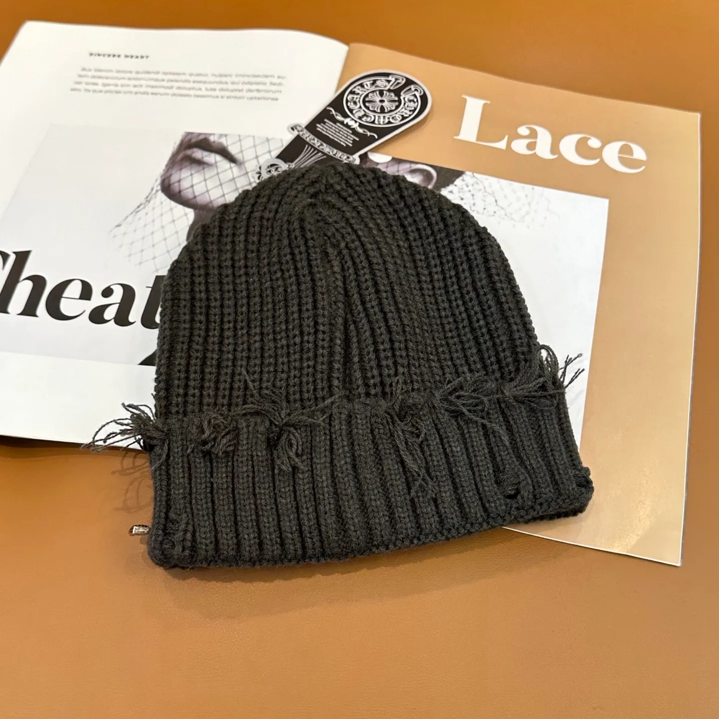 P70 🤍Chrome hearts new autumn and winter cross knitted hat🧶 One of the must-have hats in autumn and winter~ It really looks good on whoever wears it~, it is also a perfect match in black and white and gray in autumn~